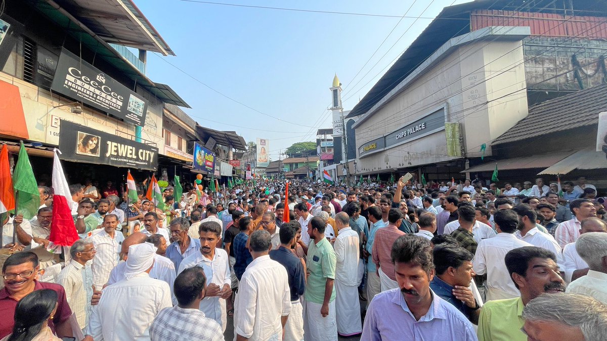 vijaythottathil's tweet image. Unbelievable crowd in Perambra to welcome their LS candidate @shafi_parambil_ 💕💕
Roadshow couldn’t move ahead for hours due to the unprecedented crowd waiting to greet &amp;amp; meet him! 

Shafi’s victory is now 💯 confirmed! 
#VoteForUDF
#ShafiParambil