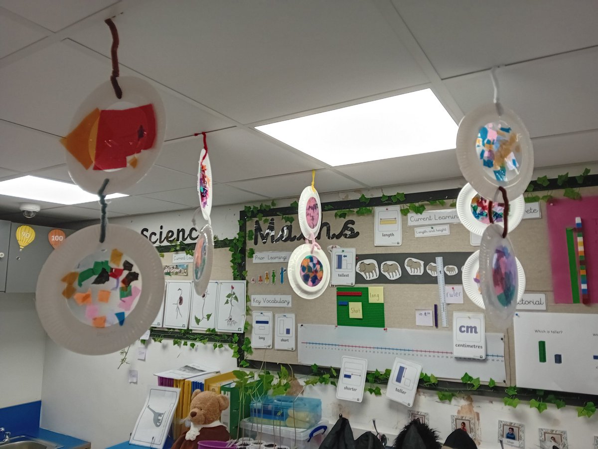 This morning,  I worked in the <a href="/MarlboroughPrim/">Marlborough Primary School</a> resource base with the #ShootingStars kids making fruit based sun catchers for their 'Let's Grow' topic. They used tissue paper &amp; cellophane and cut, tore and scrunched to make their colourful collages!