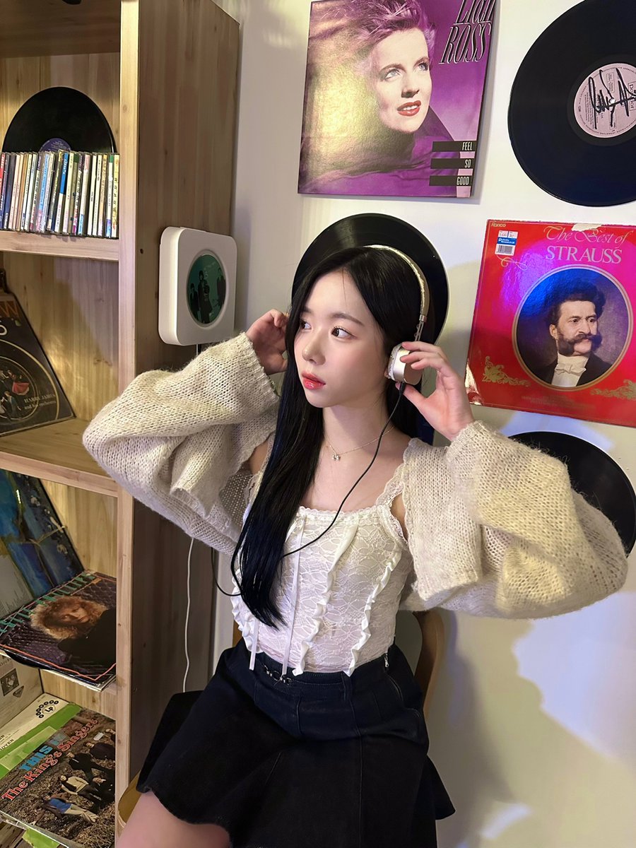 [#혜주] 

클리키 오늘 화이트데이래😚
🍭🍪🍬🍩

#CLASSy #클라씨
#HYEJU