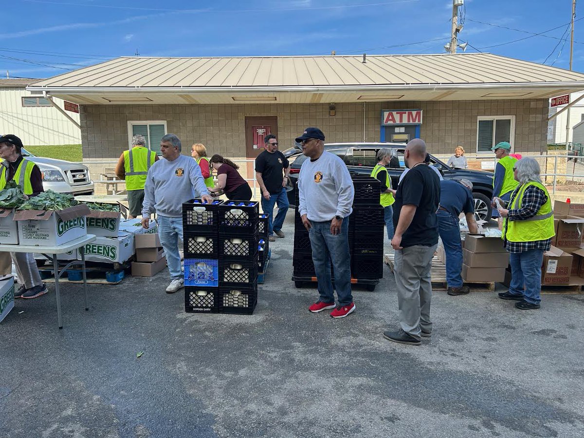 PALaborers's tweet photo. Food Is Love, and @Laborers373 #LaborersRising members were proud to help @PghFoodBank share the love at the #FoodBankDrive in Washington, PA! #PALaborers #GivingBack #UnionStrong https://t.co/DWMj6rlum6