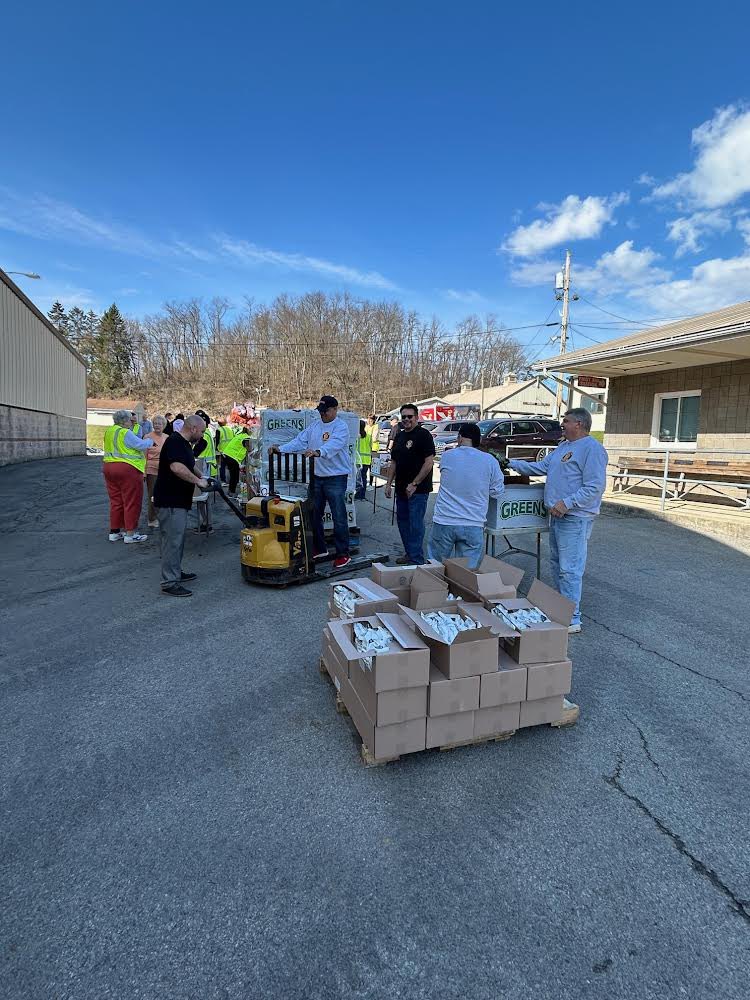 PALaborers's tweet photo. Food Is Love, and @Laborers373 #LaborersRising members were proud to help @PghFoodBank share the love at the #FoodBankDrive in Washington, PA! #PALaborers #GivingBack #UnionStrong https://t.co/DWMj6rlum6