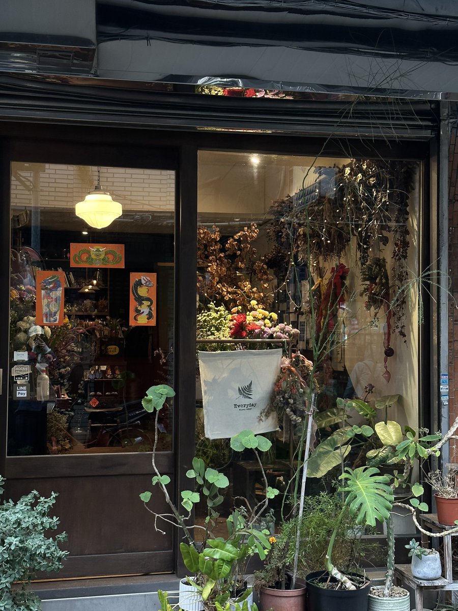 jofuisthejufo's tweet photo. ร้านดอกไม้ / ร้านฟิล์ม / ร้าน jewelry / ร้านเสื้อผ้า 📍zhongshan https://t.co/23gj7YbPHV