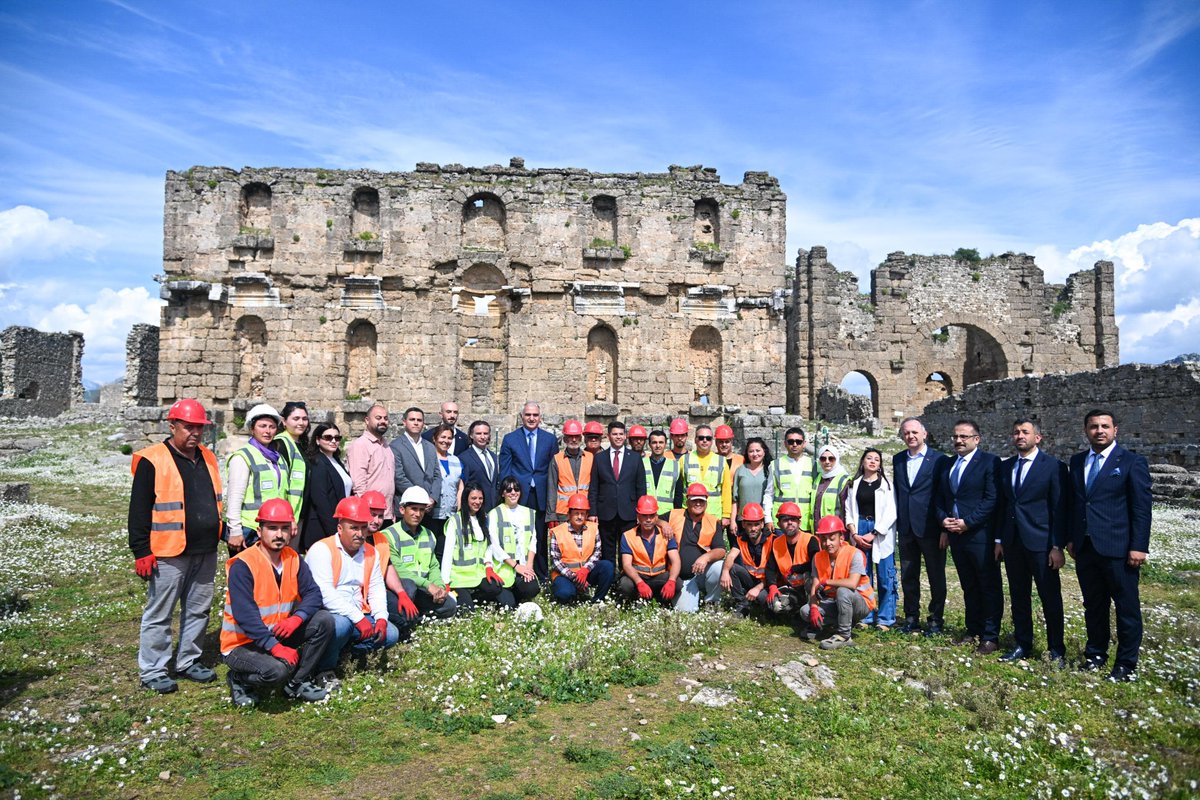 MehmetNuriErsoy's tweet photo. "Geleceğe Miras" projemizin 7'nci tanıtım toplantısını #Aspendos'ta gerçekleştirdik.

Antalya'mızın en önemli kültürel miraslarından Aspendos Antik Kenti'nde, projemiz bünyesinde, önemli çalışmaları hayata geçiriyoruz.

Çalışmalarımız neticesinde Aspendos’u ciddi oranda ihya etmiş olacağız.

Antik kentin yüzde 30’unda kazıları ve yine yüzde 30’luk bir alanda restorasyon, onarım ve koruma çalışmalarını 4 yılın sonunda tamamlamayı planlıyoruz.

Aspendos'ta ulaşacağımız sonuçların, ayağa kaldıracağımız eserlerin ve gün yüzüne çıkaracağımız yapıların şimdiden ülkemizin kültür ve turizm hayatına hayırlı olmasını diliyorum.