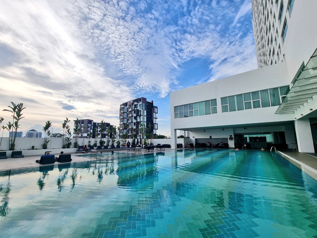 nonstopeurotrip's tweet image. I've been staying at the @Accor #PullmanHotel in #Kuching this week 🇲🇾 It costs around €40 per night, but the beds are super comfy and the pool and spa are awesome! Recommended 👍🏻 #Borneo #Malaysia #NonstopEurotrip