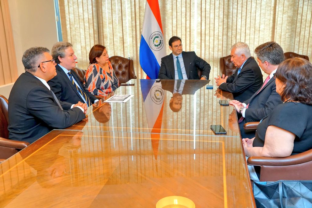 Recibimos la visita del colega Enrique Paris, exministro de Salud de Chile, con quién compartimos una amena reunión. Recordamos con agradecimiento la donación de vacunas realizada por el gobierno de Chile, durante la pandemia.