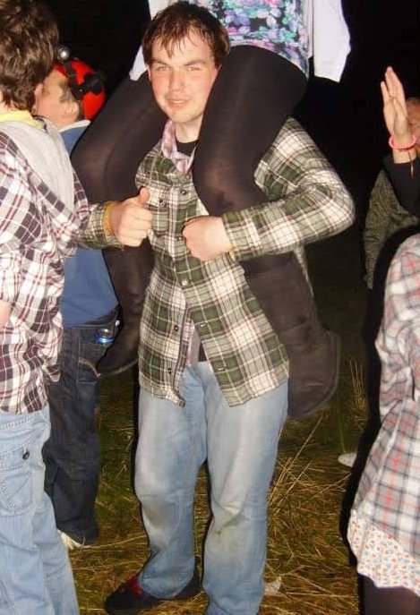 Here we have the 18 year old Dani Craig at the definetly legal Stirlingshire festival Dennycassim. Gaze upon green flannel hoodie atop red flannel & a black t-shirt, the T In The Park wristband, the far too baggy & light jeans, the drunken women on its shoulders. Fashion icon.