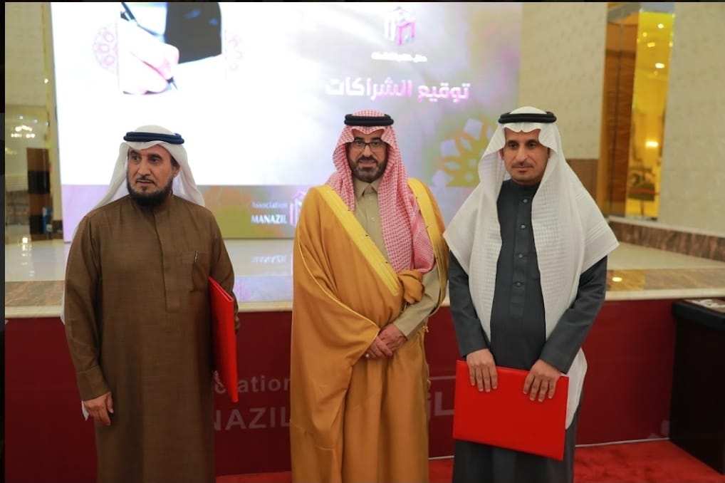 تم توقيع اتفاقية شراكة بين #جمعية_أصدقاء_الهلال_الأحمر_بعسير 
⁧و #جمعية_منازل ⁧خلال الاحتفال الذي اقيم بمناسبة ختام انشطة جمعية منازل خلال ٢٠٢٣ م وقع اتفاقية الشراكة نيابة عند الجمعية سعادة الاستاذ سعيد علي ابوحمامة عضو مجلس الادارة والعضو المؤسس للجمعية .