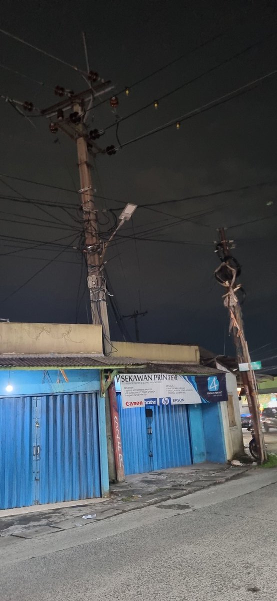 hei_wok's tweet photo. Min ada 3 lampu mati di deretan ini,  dan ini sudah lebih dr 3 bulan.. ijin mnta tolong di nyalakan lago min biar terang..  terima kasih @pemkotdepok @dishubkotadepok https://t.co/NdC4MJ07hf