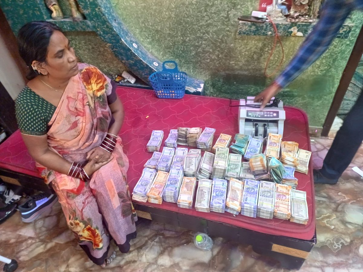 Ganja Queen was nabbed with huge #ganja and cash in #Hyderabad.

The #Telangana State Anti-#Narcotics Bureau (#TSNAB) sleuths on Wednesday nabbed a woman, Nithu Bai, who was selling ganja at #Nanakramguda to Techies and police seized 20 kg ganja and ₹20 lakhs in cash.

#Drugs