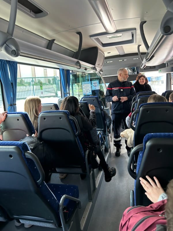 Aujourd'hui, sensibilisation à la sécurité dans les bus scolaire pour tous nos élèves de 6ème. Cette action est co-animée par Scolabus et les pompiers de Tourrette-Levens.