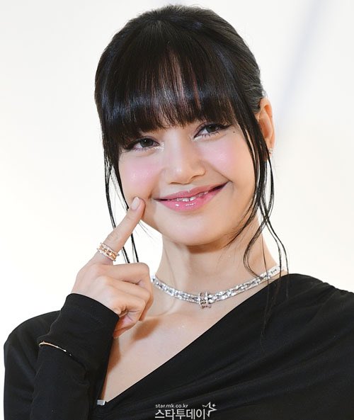 LaliceUpdates's tweet photo. She’s so cuteeee 

LISA AT BULGARI KOREA
#LISAxBulgariStudio https://t.co/QkFc7T7d5L