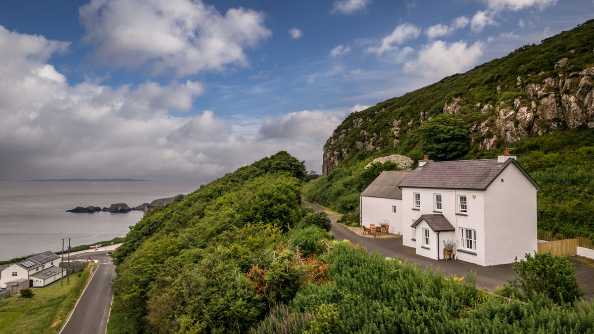 We are heading to Northern Ireland for today’s #HistoryHoliday. Carrick-a-Rede Cottage is a fisherman’s cottage with sea views, perched on the hillside close to the famous 200-year old Carrick-a-Rede rope bridge. ©National Trust Images/Mike Henton nationaltrust.org.uk/holidays/north…