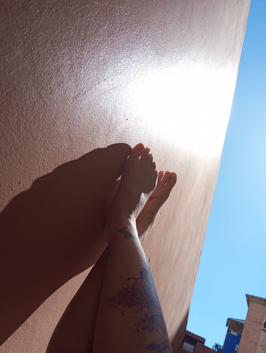 Free feet pix y'all...
Just chillin in Morocco ☀️

Findom