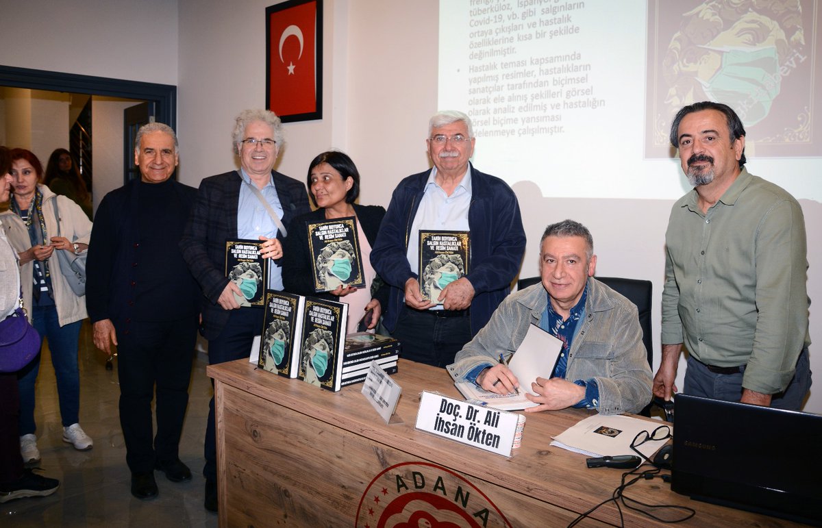 TTB 2. Başkanımız Doç. Dr. Ali İhsan Ökten, 14 Mart Tıp Haftası Etkinlikleri Kapsamında odamızca düzenlediğimiz 'Kitap Söyleşisi ve İmza' etkinliğinde 'Tarih Boyunca Salgın Hastalıklar ve Resim Sanatı' üzerine hazırladığı kitabını imzaladı. @ihsan_okten @asahmetsntr @ttborgtr