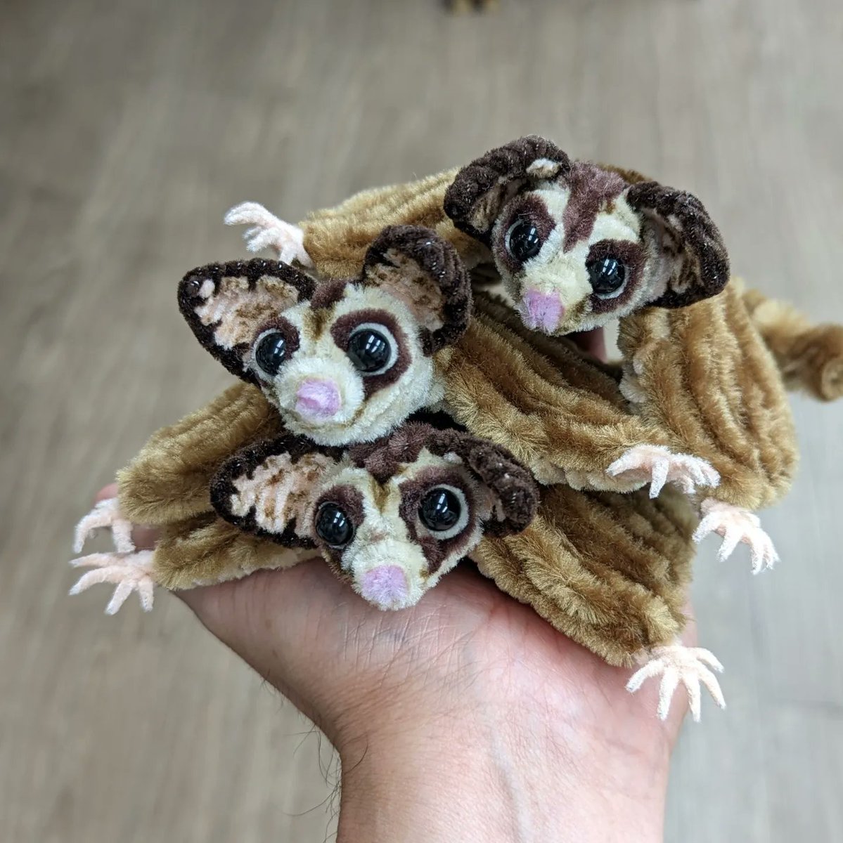 hariganemans's tweet photo. オーダー作品
リアル系モールのフクロモモンガ２

前回紹介した作品とほぼ同じです😁
ちょっと前のオーダーだったので忘れてましたが同時３匹作ったてました😁
 #モールアート
#pipecleanerart
 #pipecleaner
#リアル
#Sugarglider
#フクロモモンガ
#モモンガ
#哺乳類
#handmade
#animalchallenge https://t.co/PCD1U9aCdZ