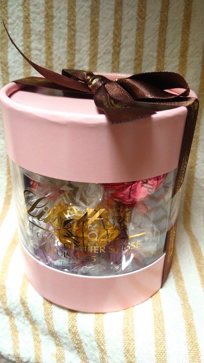 SENRI22222's tweet photo. 年々めちゃくちゃ簡単になってく確定申告。10分で出来るのに、やっぱりまだ頭に激痛がくる事務作業トラウマ。

始めるの辛すぎてリンツにバースデー特典貰いに行ったら、10個入りのこんな凄いの貰った。。
上司にあげたバレンタインリンツも大きくなって返ってきた。

リンツ食べて頭痛治す。 https://t.co/0TeTtxHHWy