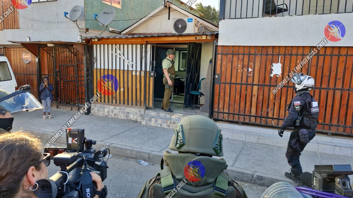 fdo2000's tweet photo. 🔴Último Minuto
A esta hora se registra amplio procedimiento policial en Camino Melipilla en Maipú al interior de la Toma ilegal de esta comuna, 3 mujeres han sido sacadas del interior de un local clandestino, información en desarrollo @biobio @chile_accidente @Pabl0Manzanares https://t.co/xDvkecVkmP