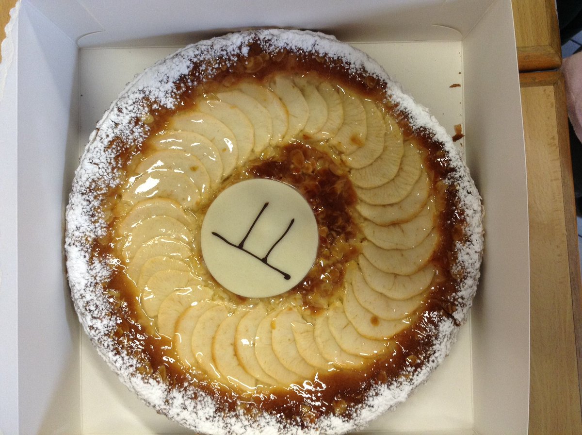 NachaGesquiere's tweet photo. Vandaag #pidag Beetje heimwee naar jaarlijkse feest op @SintBavoGent met de 8-uurs wiskunde. Behalve het eten van ‘apple pie’ en pizza, veel leren! Ook experimenten om pi te benaderen zoals naalden van Buffon, oppervlakte van ellips, vogelpik en met fijne galetten @lotusbakeries https://t.co/GSbt06GyrQ