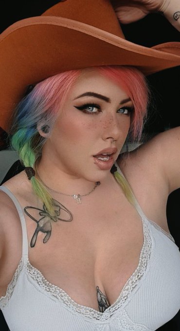 Filming a dandy lil video today 🤠🍑  https://t.co/x6e1sMwzpH https://t.co/HXIJsxLRpw