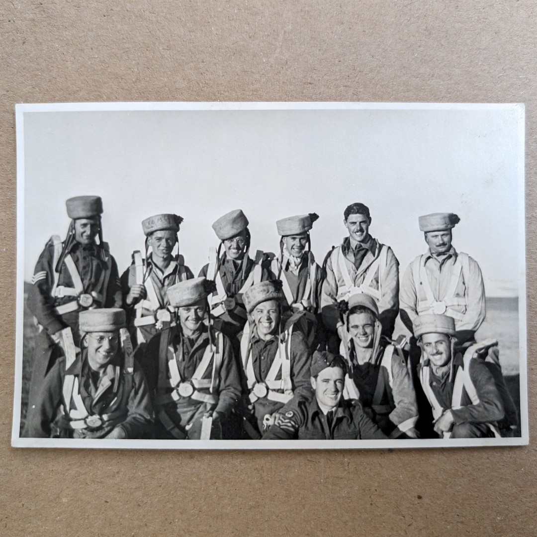 During #WW2, the British Army formed 17 parachute & 8 airlanding battalions. In 1945 The Black Watch's 2nd Battalion joined as an airlanding unit. Captain Berry (far right) wears their iconic #RedHackle. They trained in Bilaspur, India & Rawalpindi.

#BlackWatch #bwmuseum