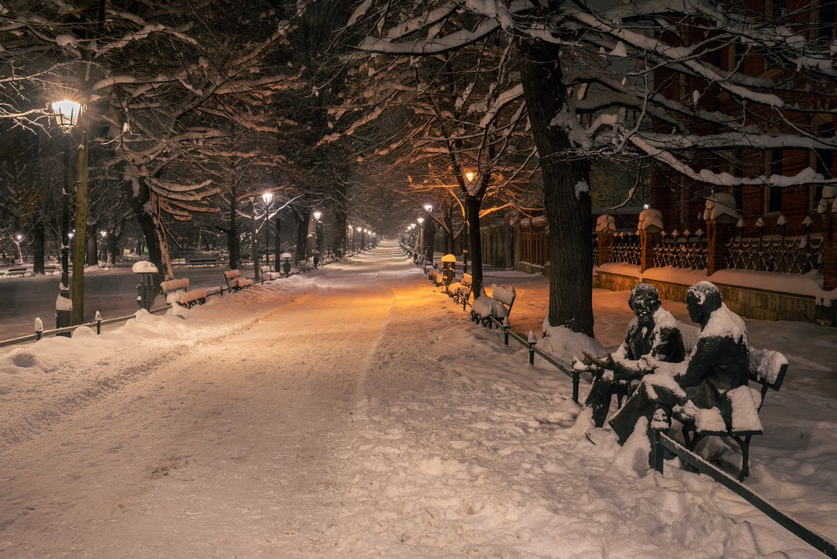 meinKrakau's tweet image. Heute ist der #PiTag: π. Aus diesem Anlass ein Foto der Mathematikerbank auf #Krakau|s Planty. Zu sehen sind Otton Marcin Nikodým und Stefan Banach bei einer mathematischen Diskussion über das Lebesgue-Integral. #Polen #PiDay #π