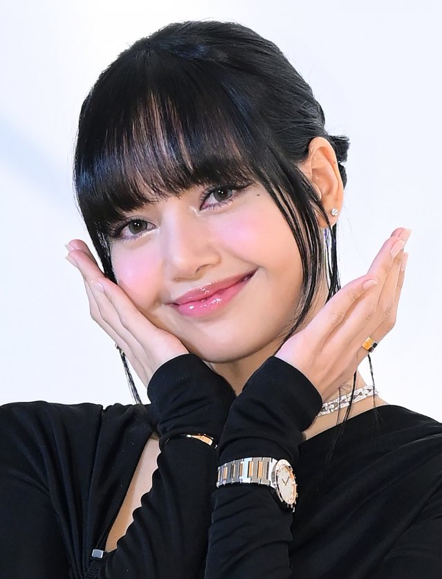 blackpinkbabo's tweet photo. BABY LISA AT BULGARI KOREA 💛 https://t.co/qnlfHqX9W4