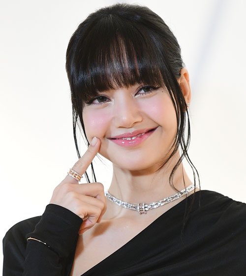 blackpinkbabo's tweet photo. BABY LISA AT BULGARI KOREA 💛 https://t.co/qnlfHqX9W4