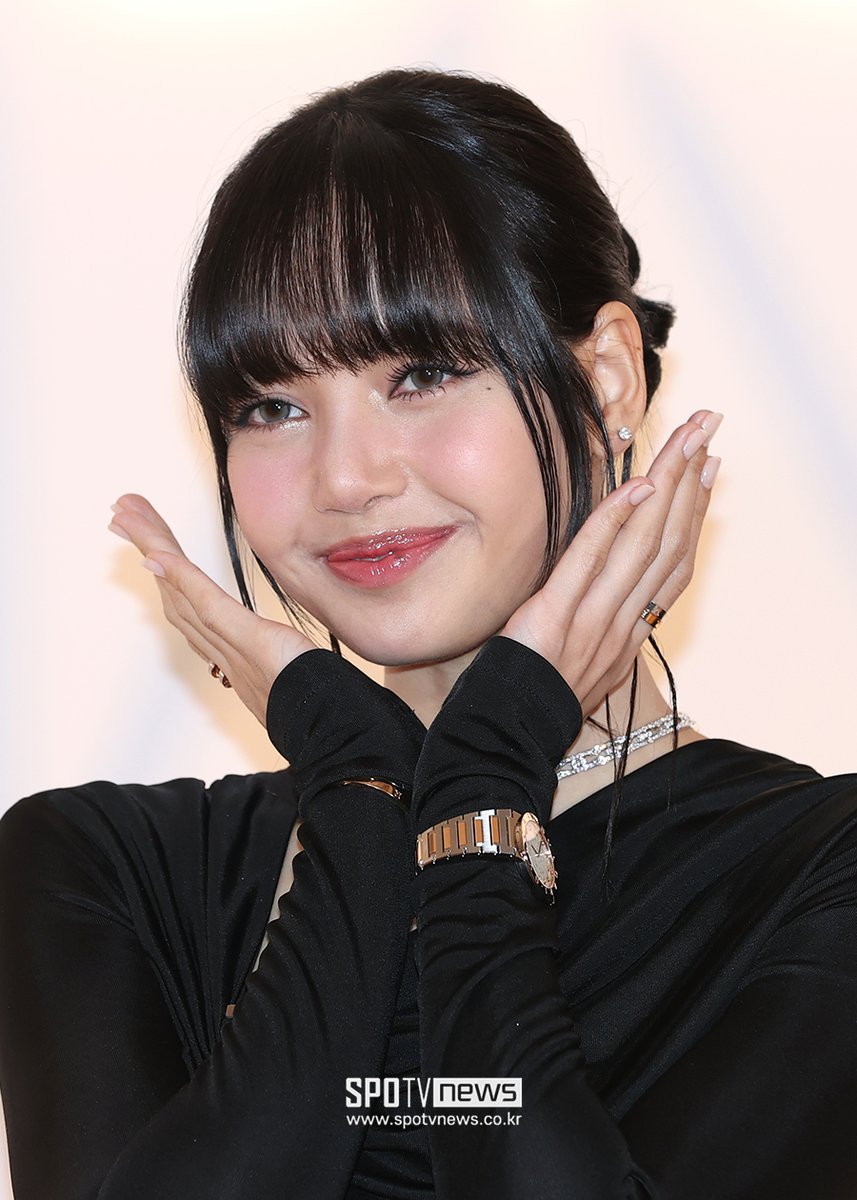 KPOPFAVE_'s tweet photo. [240314] PERFECTION in human form = #LISA of #BLACKPINK! 🫰 #블랙핑크 #리사 #LALISA #LLOUD #LISAXBVLGARI #LISAxBulgariStudio #LISAxBzero1 https://t.co/1NE6IKd3mK