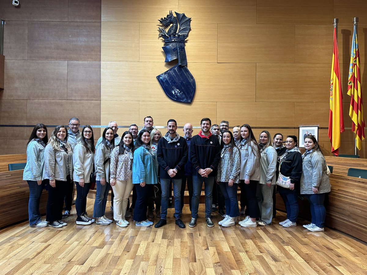 AjMislata's tweet photo. 👐 L'alcalde i diputat de @dipvalencia , Carlos F. Bielsa, ha rebut a les comissions de Mislata en l'acte tradicional que convida a les falles.
🧨 Amb esta visita institucional de les màximes representants de les Falles de Mislata comença la setmana fallera.
🔥 #MislataEnFalles https://t.co/DqyBujPzpD