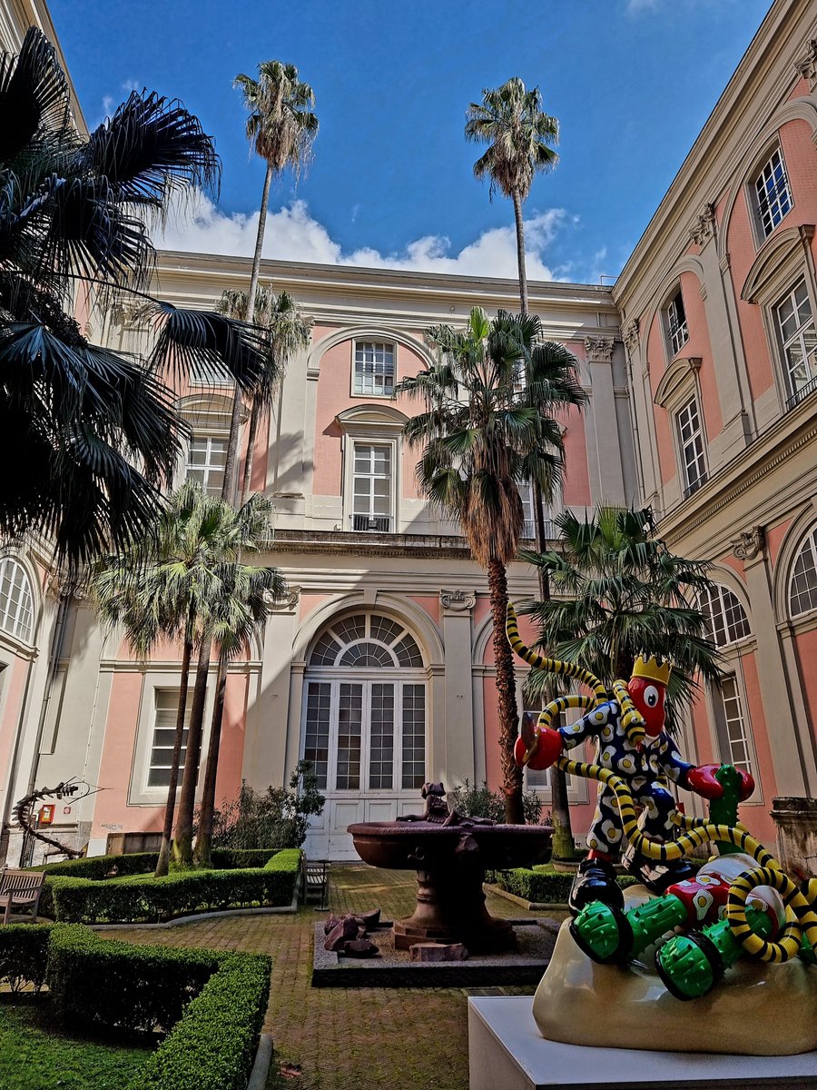 Con la fantasia, aggiungete a quest'immagine il rumore del vento tra le foglie e il cinguettio degli uccellini: nella Giornata nazionale del paesaggio, che si celebra oggi, i giardini del #MANN risplendono in tutta la loro suggestiva bellezza.