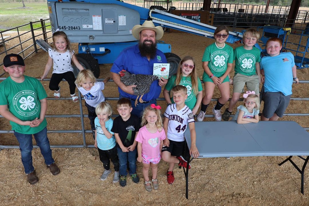 Dr. Chris and Betsy the barred rock hen made their way to Union County to help some 4-H’ers prepare for their county fair! Get your very own copy of Betsy’s story to share with the kids in your life: ifasbooks.ifas.ufl.edu/p-1776-betsy-t… #Extension #AgriScience #Agriculture