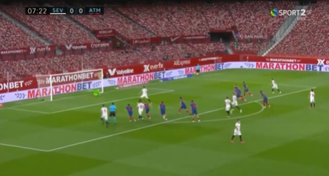 Oblak ayer tomó la decisión de tirarse al lado "natural" del lanzador. Lo que provocó adivinar 3 de 5 y parar 2 de los 3 adivinados. En dos no adivinó con la fortuna del fallo de Lautaro. 
Ahora todo el mundo ¿Por qué tiraban al lado natural si Oblak se tira al lado natural? ¿No