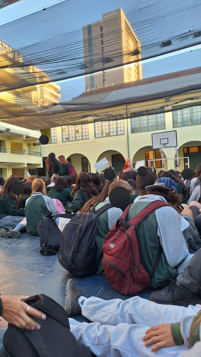 FelipeMrls's tweet photo. ¡AHORA! Alumnos del Colegio María Auxiliadora de #ViñadelMar se manifiestan en contra del colegio por no tomar medidas ante una denuncia de abuso por parte de un inspector hacia una alumna. 🔊 https://t.co/XSFEpF6FcB
