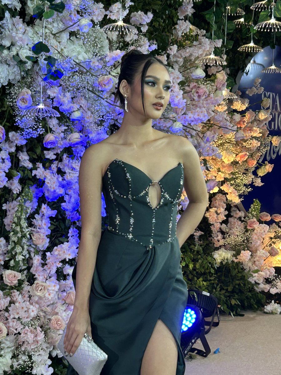 GORGEOUS IN GREEN 💚 LOOK: “Can’t Buy Me Love” star Karina Bautista is a scene-stealer on the #StarMagicalProm2024 ivory carpet in her deep green gown. | @HMallorcaINQ