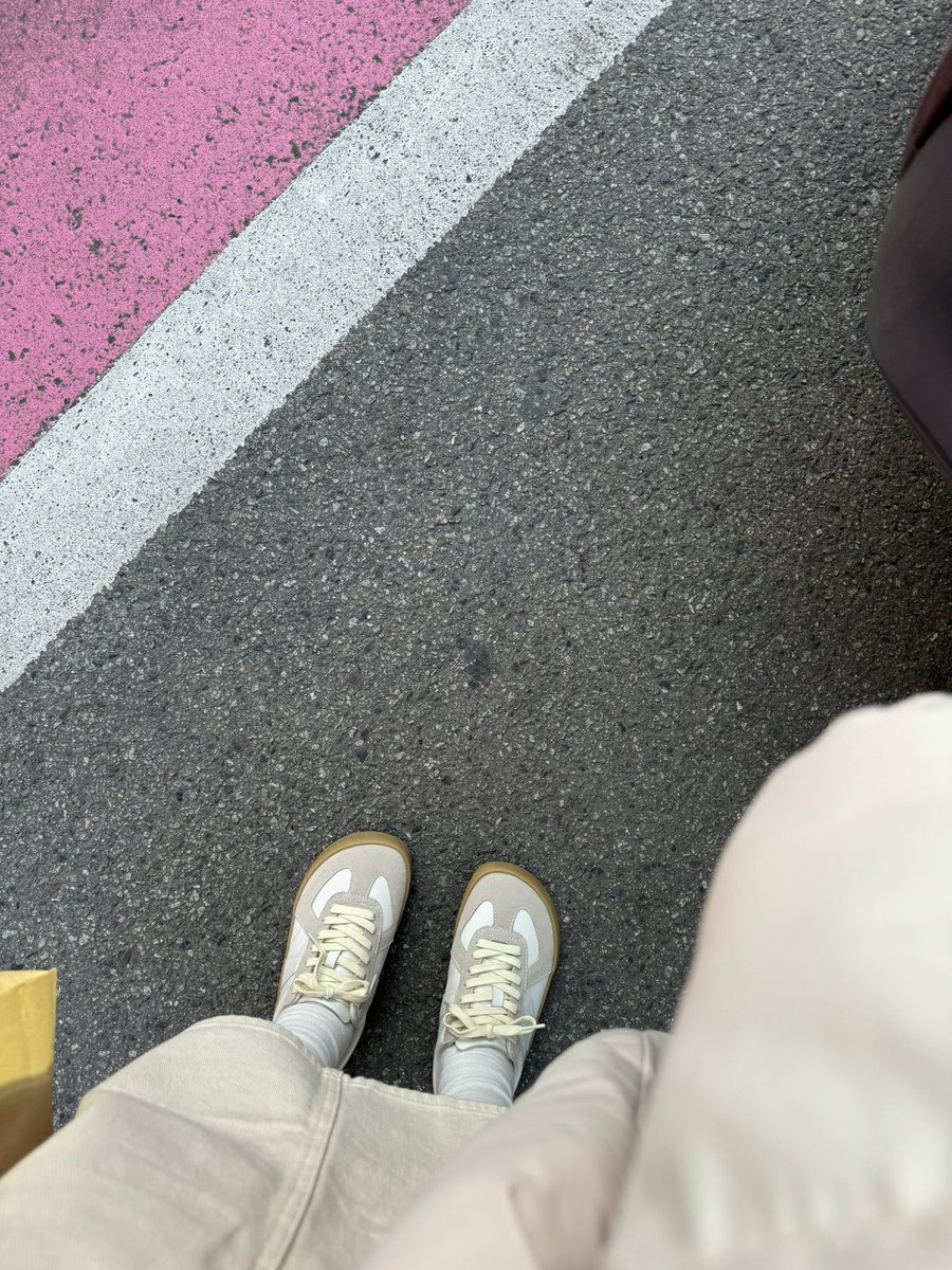 새신발 사이즈미스로 또다시 슬리퍼마냥 찍찍 끌고 다닌다…