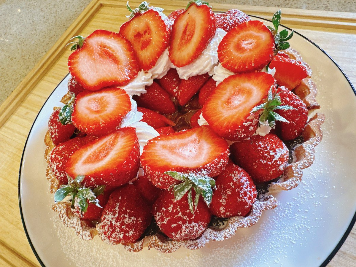 _amatsuki_'s tweet photo. 🤍🧸𝘏𝘢𝘱𝘱𝘺 𝘞𝘩𝘪𝘵𝘦 𝘥𝘢𝘺🧸🤎

いつも応援してくれてありがとうの気持ちを込めて、苺の生チョコタルトを作りました🍓💐

美味しくできたぞー！！！！✌️ https://t.co/Az905lvUdl