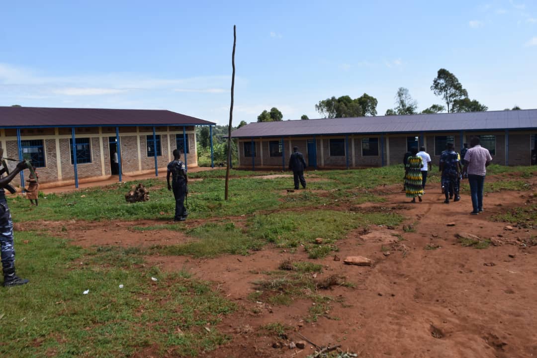 Burundi_senat's tweet photo. 1/1 Hon. Fabrice Nkurunziza a visité l'un des différents projets réalisés par cette commune en zone #Mpinga. Il s'agit de l'École Fondamentale de #Muganza, qui a subi une extension.
Il a souligné qu'il est satisfait de l'étape franchie dans ces réalisations. Il a profité de cette occasion pour demander aux administratifs de cette localité de sensibiliser la jeunesse à poursuivre les études au lieu d'aller travailler en #Tanzanie.