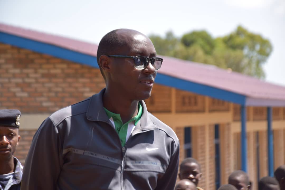 Burundi_senat's tweet photo. 1/1 Hon. Fabrice Nkurunziza a visité l'un des différents projets réalisés par cette commune en zone #Mpinga. Il s'agit de l'École Fondamentale de #Muganza, qui a subi une extension.
Il a souligné qu'il est satisfait de l'étape franchie dans ces réalisations. Il a profité de cette occasion pour demander aux administratifs de cette localité de sensibiliser la jeunesse à poursuivre les études au lieu d'aller travailler en #Tanzanie.