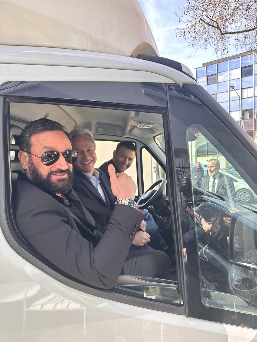 Cyrilhanouna's tweet photo. 🚚 En route pour l’Assemblée ! #BabaCommission https://t.co/PR4saPhRdw