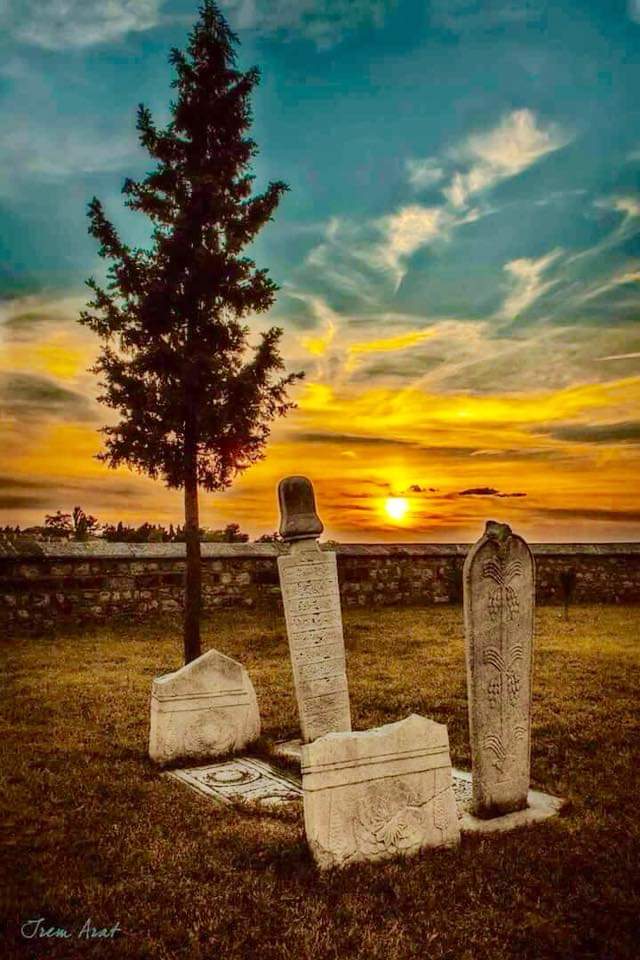 Behlül Dânâ'ya sorarlar:
- Oğlum öldü. Mezar taşına ne yazdırayım?
Behlül Dânâ şu cevabı verir:
- Şunu yazdır: 
"Dün altında olan çimenler bugün üstünde yeşerdi. 
Ey yolcu; anla ki, şu toprak günahtan gayri her şeyi örter."