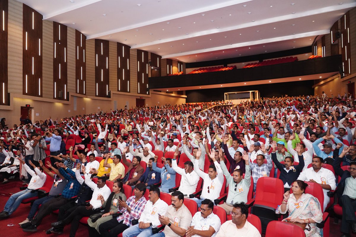 "खेल ही जीवन, जीवन ही खेल" है। खेल हमारे जीवन का अभिन्न अंग हैं और जीवन को जीने का एक तरीका भी। खेलों के माध्यम से हम न केवल शारीरिक रूप से स्वस्थ रहते हैं, बल्कि मानसिक रूप से भी मजबूत बनते हैं। ऐसे में शारीरिक शिक्षा की भूमिका अहम हो जाती है।
आज छत्तीसगढ़ शारीरिक शिक्षा शिक्षक