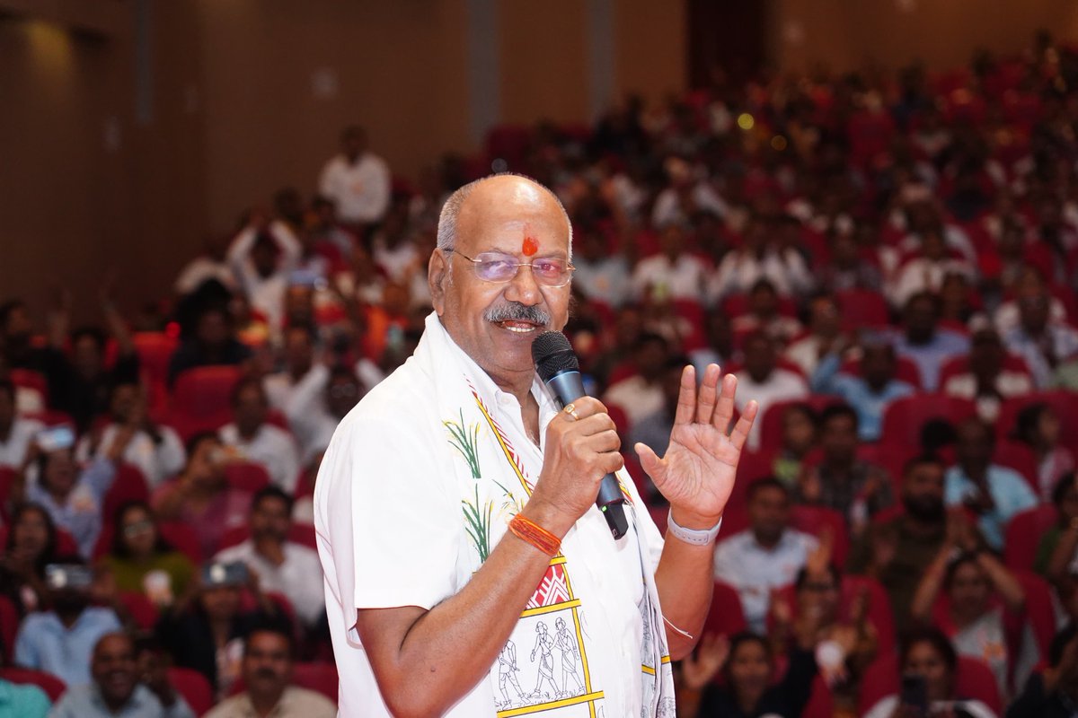 brijmohan_ag's tweet photo. "खेल ही जीवन, जीवन ही खेल" है। खेल हमारे जीवन का अभिन्न अंग हैं और जीवन को जीने का एक तरीका भी। खेलों के माध्यम से हम न केवल शारीरिक रूप से स्वस्थ रहते हैं, बल्कि मानसिक रूप से भी मजबूत बनते हैं। ऐसे में शारीरिक शिक्षा की भूमिका अहम हो जाती है।
आज छत्तीसगढ़ शारीरिक शिक्षा शिक्षक संघ महासम्मेलन में शामिल हुआ। इस अवसर पर संघ के पदाधिकारियों ने ज्ञापन दिया।
जिसे पूरा करने के लिए हर संभव प्रयास किए जाएंगे।
भाजपा सरकार हमेशा से ही खेल और शारीरिक शिक्षा को महत्व देती है। आने वाले शिक्षा सत्र से शारीरिक शिक्षा को वैकल्पिक विषय के रूप में शामिल करने के लिए अधिकारियों को निर्देश दिए।
इस अवसर पर खेल एवं युवा कल्याण मंत्री श्री टंक राम वर्मा, सांसद श्री सुनील सोनी भी उपस्थित रहे।