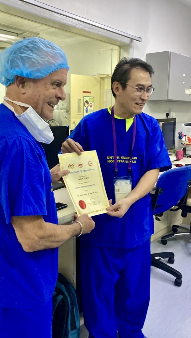 Congratulations to our very own Victor Velloso who was honored by Dr. Liew Houng Bang and staff at Queen Elizabeth II Hospital for his tremendous support during the Makoto IVUS + NIRS Imaging System launch!

#IVUS #NIRS #imaging #cardiology #malaysia #cardiologist