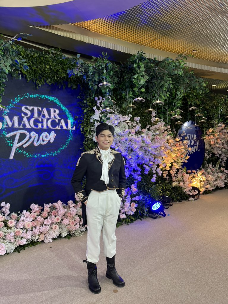 Yce Navarro, son of Vhong Navarro and one of the new artists of Star Magic, walks the ivory carpet of the #StarMagicalProm2024. 

He stars in "FPJ's Batang Quiapo." #StarMagicalFairytaleNight | via <a href="/iannagayle/">Ianna Agus</a> 

LIVE: youtube.com/watch?v=AJbPiq…