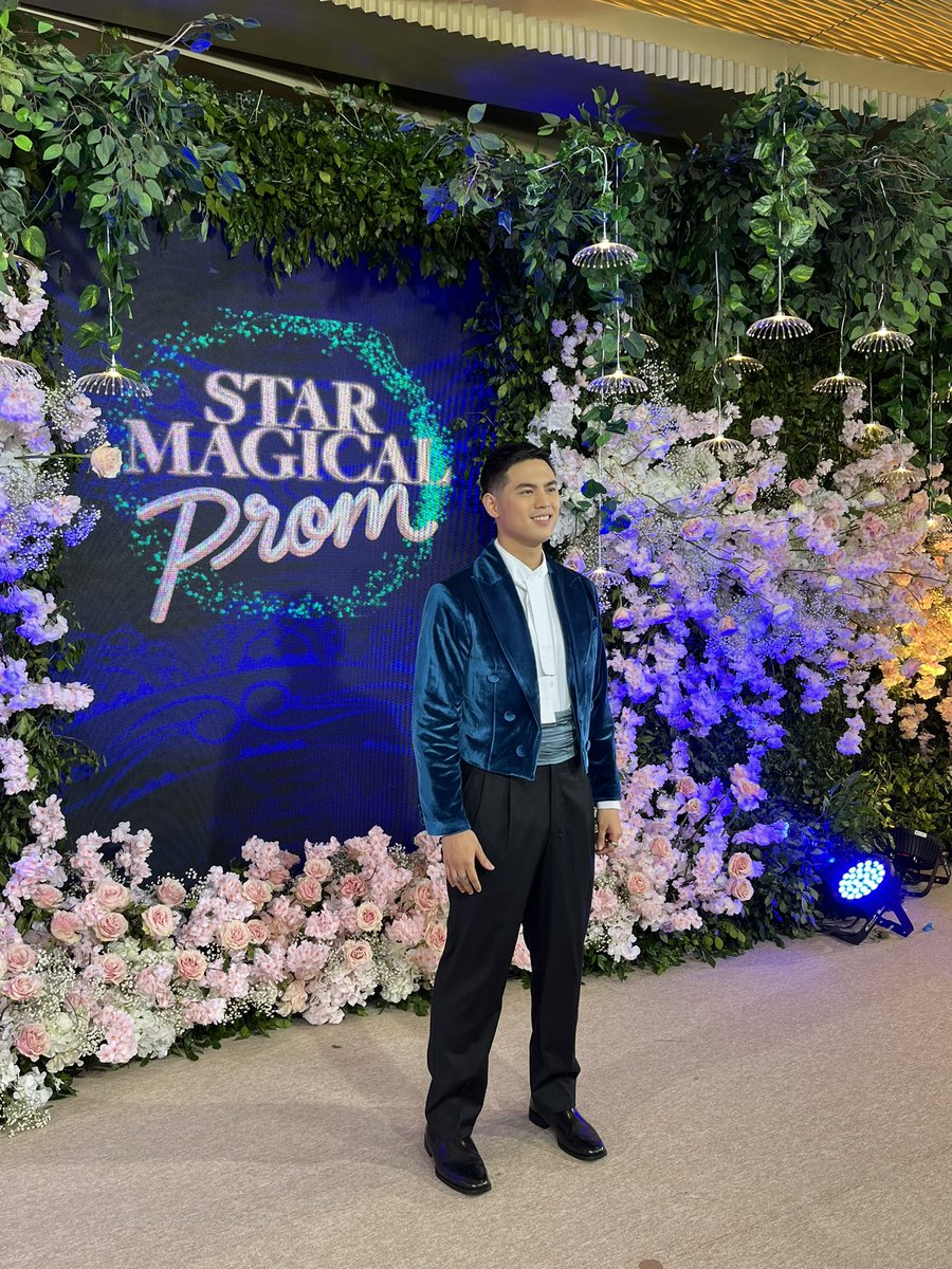 Emilio Daez confidently walks the ivory carpet of the #StarMagicalProm2024. @ABSCBNNews