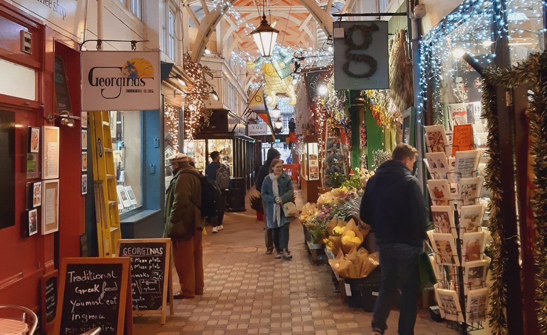 Oxford's @CoveredMarketOx had over 66,000 more visitors in the first 2 months of the year, according to new figures released today by @OxfordCity In February the market saw visitors up by 18.2%, vs a national decline in UK footfall of 6.2%. oxford.gov.uk/news/article/1…