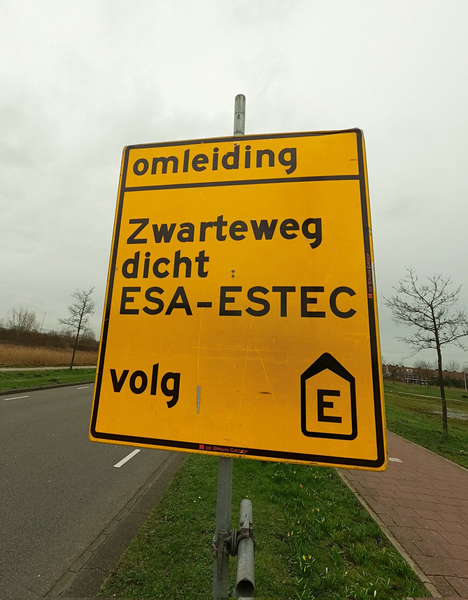 JefKPhotography's tweet photo. A directional sign to get to the ESA (European Space Agency) and the ESTEC (European Space Research and Technology Centre). In The Netherlands.

#ESA #ESTEC #directionalsign #directionalsigns #sign #signs #roadsign #trafficsign #trafficsigns #space #spaceagency #photography https://t.co/EYcnexkc8Y
