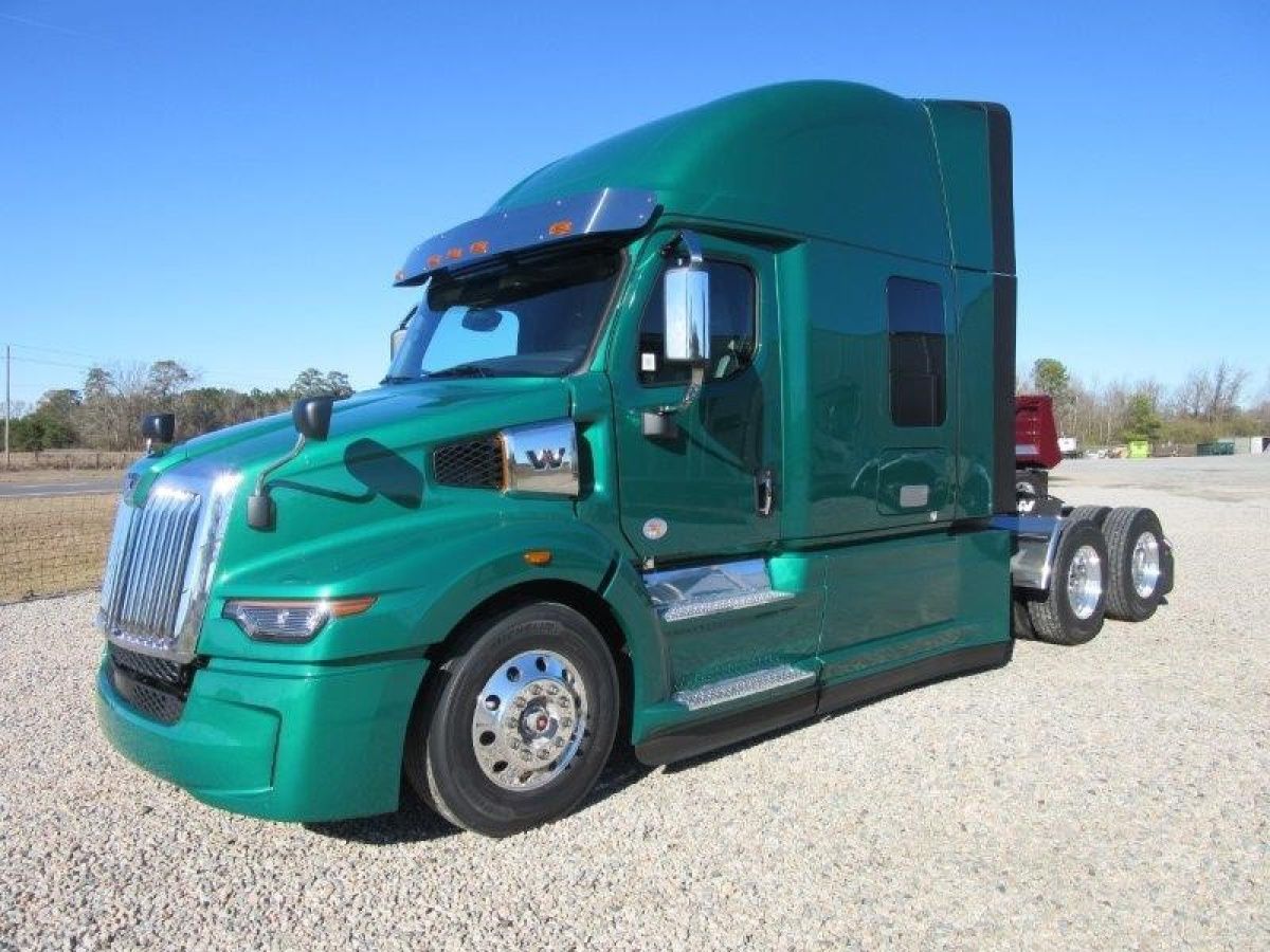 Brand NEW 2024 Western Star 57X Raised Roof Sleeper Truck for Sale
Stock #1935189 
53,300lbs GVWR 
DD15, 505HP 
Contact your local dealership today! 
Or click Get Pricing/Quote on the vehicle page 
velocitytruckcenters.com/inventory/new-…