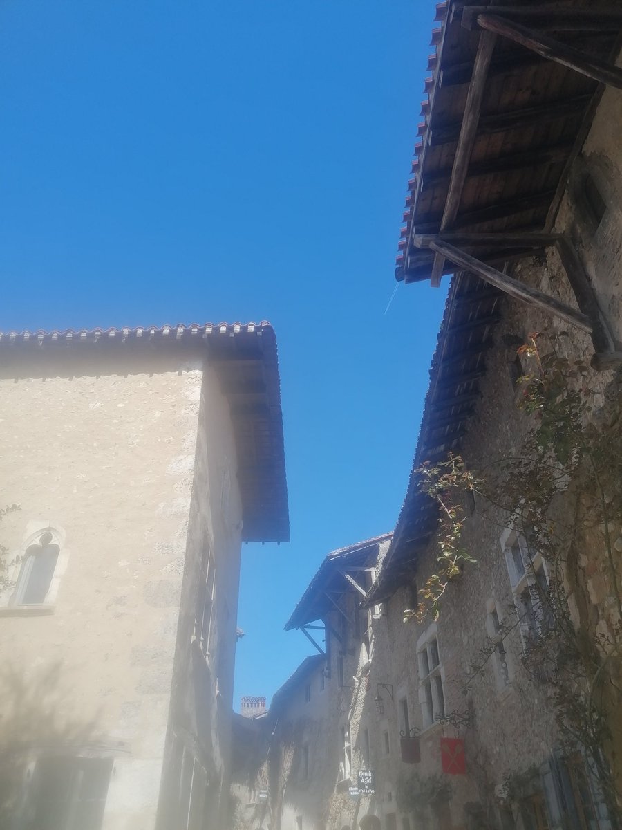 2C_army's tweet image. #SkyForNamjoon #Pérouges 💜🏰