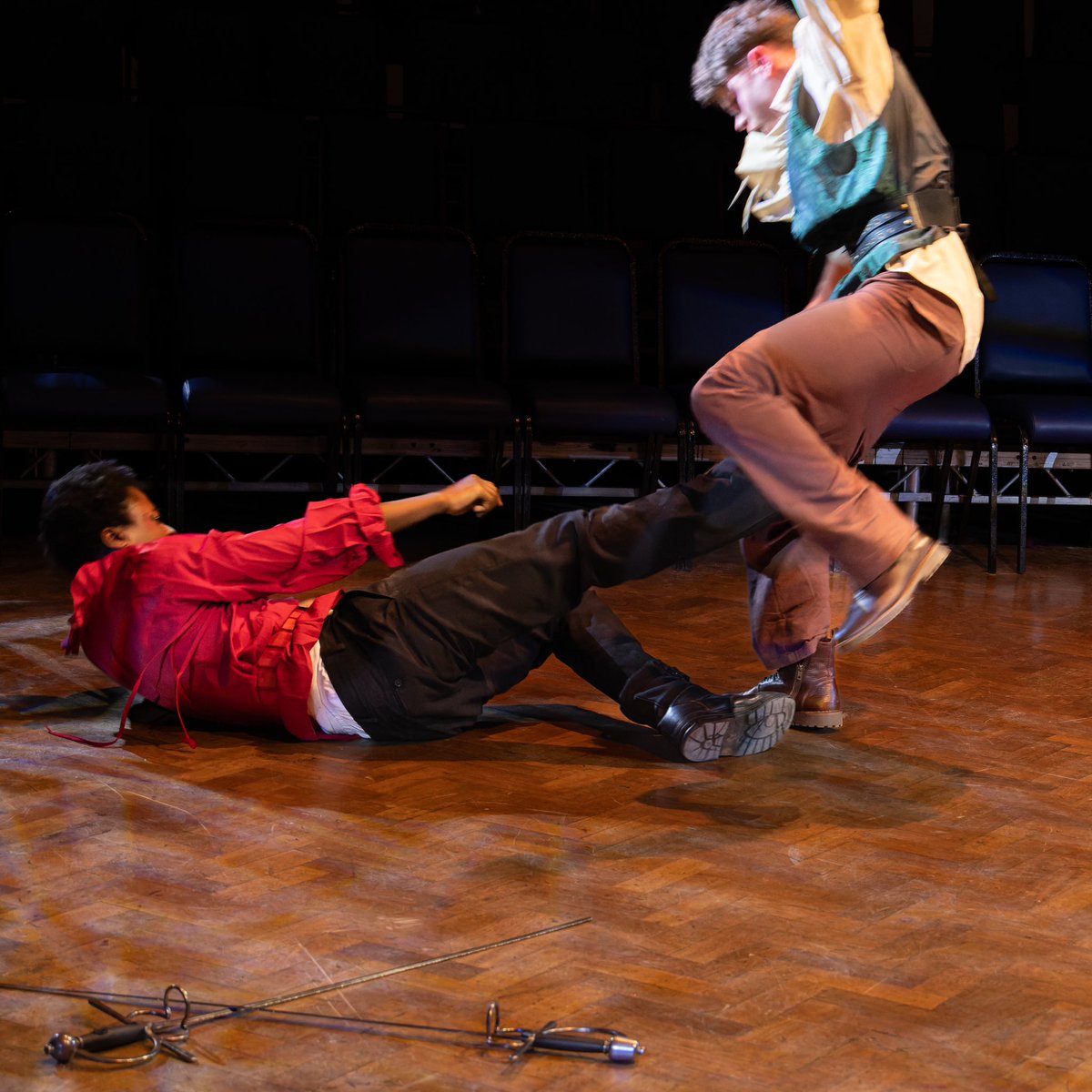 KingsSchoolRoch's tweet image. The spectacular fights in our play “Romeo and Juliet” have been choreographed by local theatre company Fleur de Lis @FleurDL_Theatre 

Only a few tickets available for Saturday’s performances. Book now: ksr.org.uk/romeojuliet

#kingsschoolrochester @KingsRochDrama